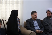 حضور دکتر سید محسن صادقی استاندار زنجان در منزل شهید والا مقام اسرافیل محمدی و تجلیل از مادر این شهید گرانقدر در روستای دستجرده شهرستان طارم 