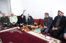 حضور دکتر سید محسن صادقی استاندار زنجان، در منزل شهید والا مقام الیاس حاجیانی و تجلیل از مادر این شهید گرانقدر در شهرستان ابهر 