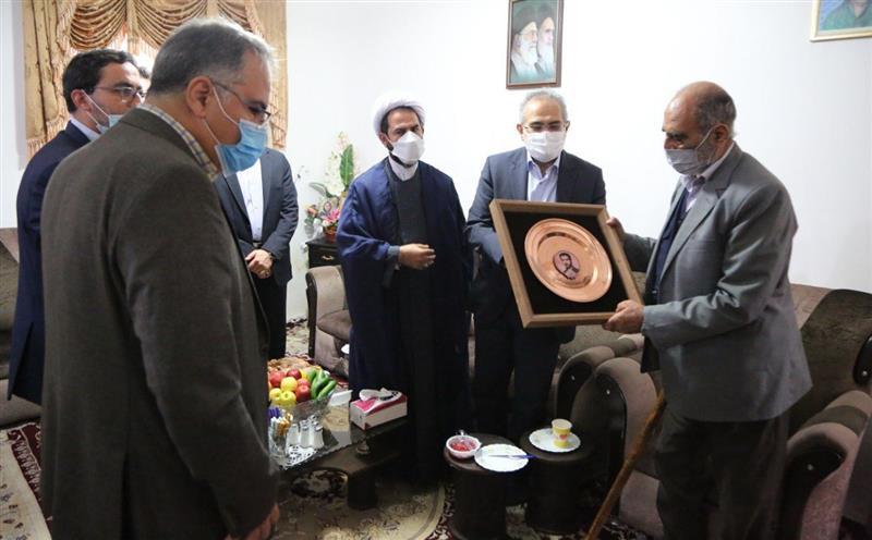 تجلیل و تکریم از خانواده معظم شهید والا مقام علی نعمتی از شهدای هشت سال دفاع مقدس در شهر آببر شهرستان طارم با حضور دکتر حسینی معاون امور مجلس رئیس جمهور، دکتر افشارچی استاندار