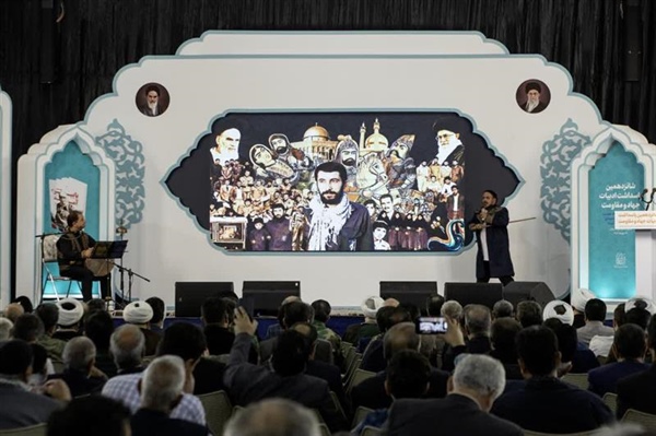 رونمایی از تقریظ رهبر معظم انقلاب بر کتاب «پاییز آمد»