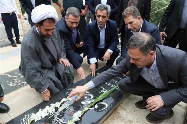 استاندار زنجان به مقام شامخ شهدای طارم ادای احترام کرد
