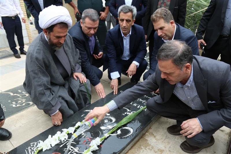 استاندار زنجان به مقام شامخ شهدای طارم ادای احترام کرد