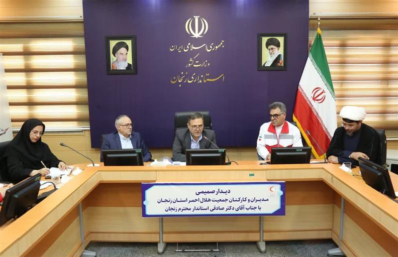 دیدار و جلسه، مدیران و جمعی از داوطلبان هلال احمر با دکتر سید محسن صادقی استاندار زنجان