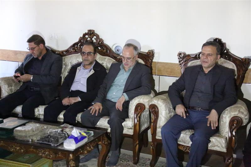 حضور دکتر سید محسن صادقی استاندار زنجان در منزل شهیدان حمید طوماری، اکبر عزیزی، دلاور امیرخانی