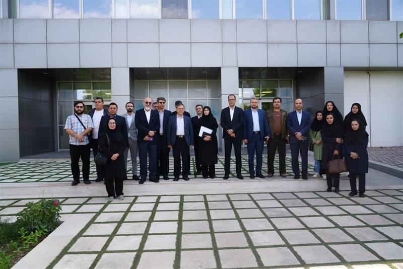 بازدید استاندار زنجان از کارخانه جی تی آی پارسیان