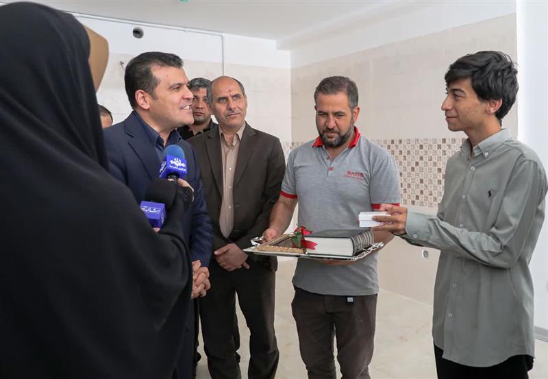 آیین اهداء واحد مسکونی به دانش‌آموز نخبه زنجانی برگزار شد