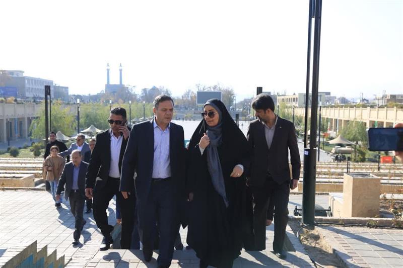 بازدید وزیر راه و مسکن و استاندار زنجان از پروژه تازه‌افتتاح‌شده سبزه‌میدان و دیدار با مردم