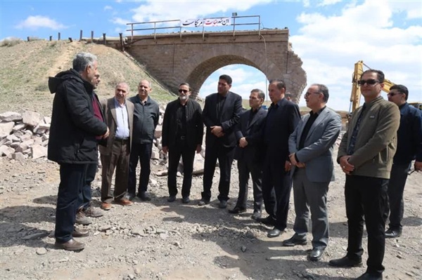بازدید استاندار زنجان به همراه نمایندگان مجلس شورای اسلامی از پل راه آهن تخریب شده امین آباد