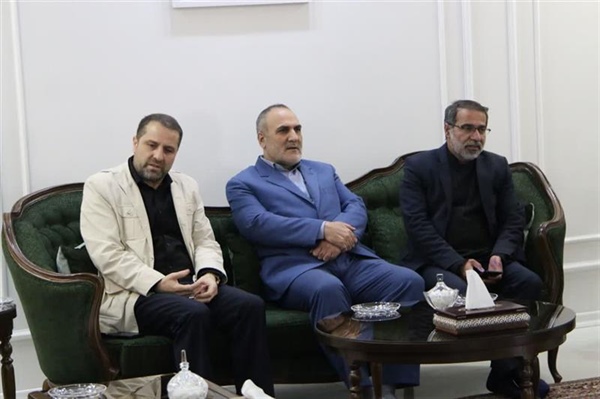 دیدار معاون وزیر ورزش و جوانان با خانواده شهید ورزشکار حامد ثقفی در زنجان