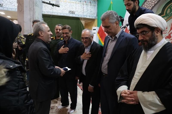 آیین تجلیل از خانواده‌ شهدای جنگ رمضان توسط نماینده دفتر آیت‌الله العظمی سیستانی