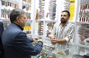 دیدار شبانه استاندار زنجان از مغازه‌ها و کسبه / تأکید بر حمایت از اصناف و رفع موانع پیش روی بازار