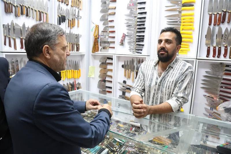 دیدار شبانه استاندار زنجان از مغازه‌ها و کسبه / تأکید بر حمایت از اصناف و رفع موانع پیش روی بازار