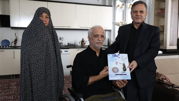 دیدار استاندار و جمعی از مدیران با جانباز سرافراز عملیات بیت‌المقدس