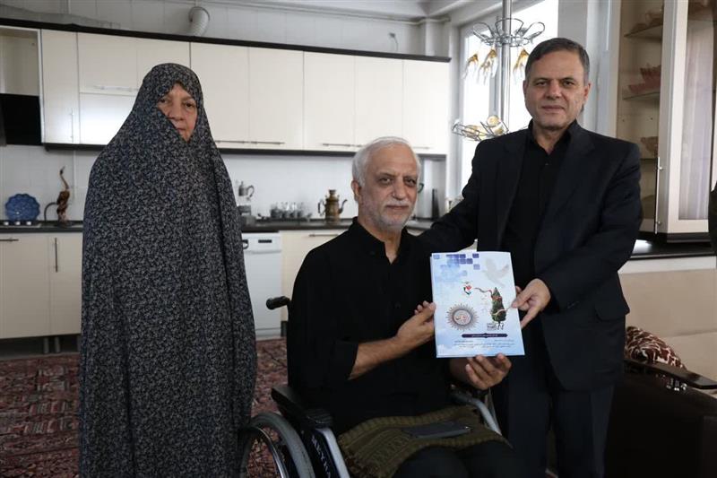 دیدار استاندار و جمعی از مدیران با جانباز سرافراز عملیات بیت‌المقدس