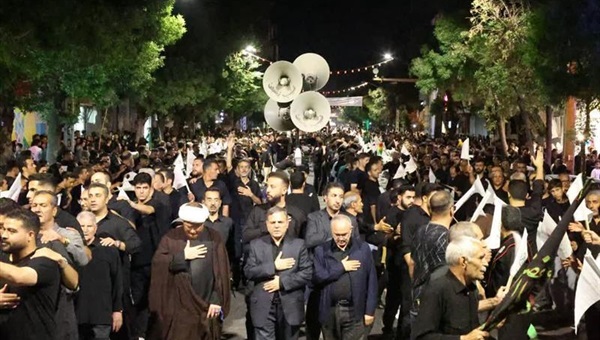 استاندار زنجان در شب عاشورای حسینی، همگام با سوگواران در مسجد فیضیه