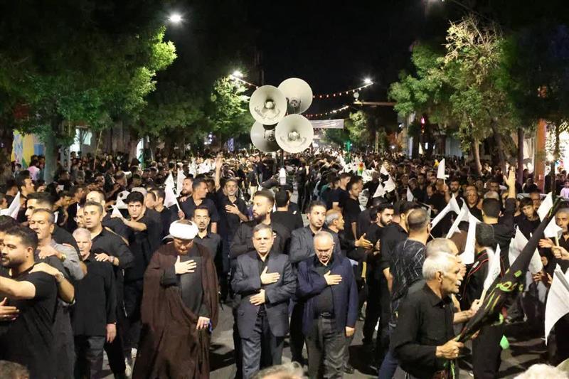 استاندار زنجان در شب عاشورای حسینی، همگام با سوگواران در مسجد فیضیه
