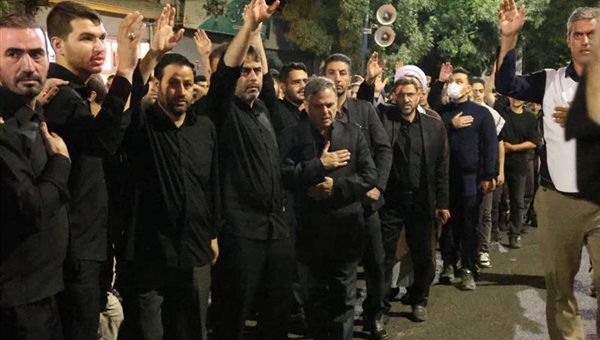 هم‌نوایی استاندار زنجان و فرمانده سپاه استان با نوای «یا حسین(ع)» در شب عاشورای هیئت...