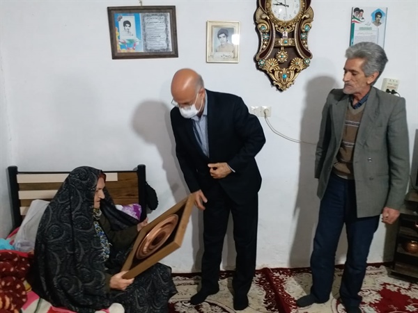 دیدار و گفتگوی فرماندار زنجان با خانواده معزز شهدای روستاهای گل بداغ و آقکند