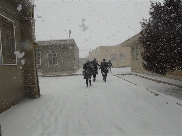 امداد رسانی به مامور مرکز بهداشت توسط فرماندار زنجان در کولاک جاده دندی