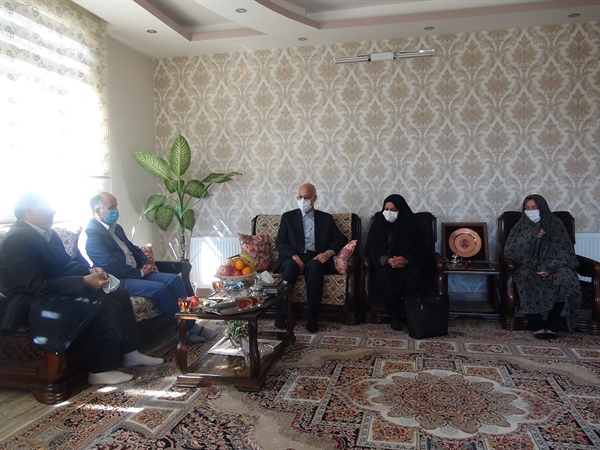 پرویز خالقی فرماندار زنجان با خانواده شهید نجفی دیدار و گفتگو کرد