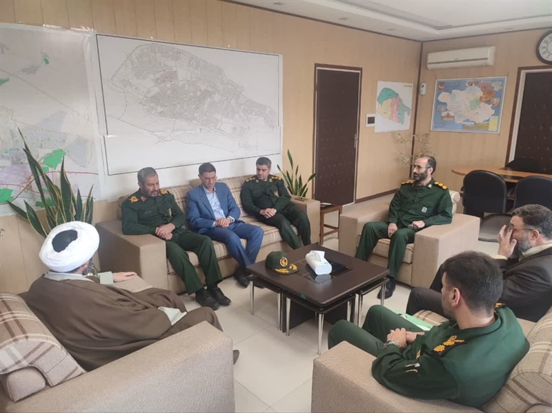 دیدار نوروزی سردارجهانبخش کرمی فرمانده سپاه انصارالمهدی (عج) و جمعی از مسئولین سپاه با علی کاظمی، فرماندار شهرستان زنجان
