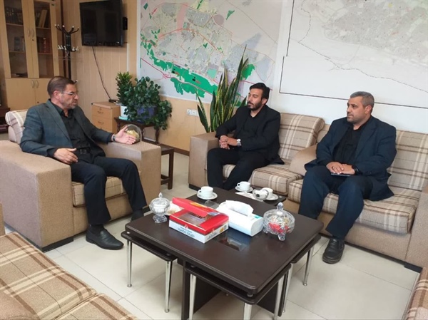 رئیس کانون مادحین و شعرای آئینی شهرستان با فرماندار زنجان دیدار و گفتگو کرد