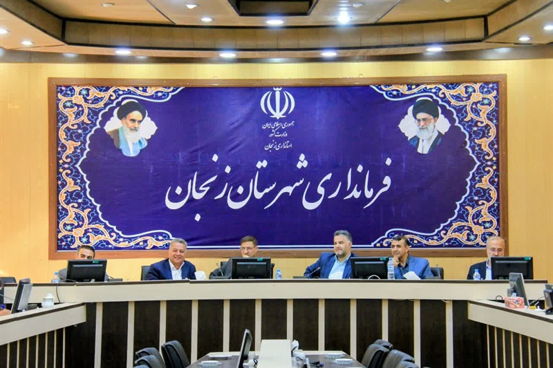 نشست صمیمانه‌ی فرماندار زنجان با کارکنان فرمانداری و بخشداری‌های تابعه به مناسبت «روز کارمند»