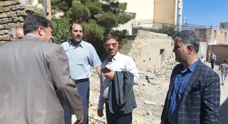 فرماندار زنجان در بازدید از پروژه‌ی جدول‌کشی و آسفالت‌ریزی کوچه‌ی کاوندی، دستور رسیدگی به درخواست اهالی برای اصلاح مسیر را صادر نمود