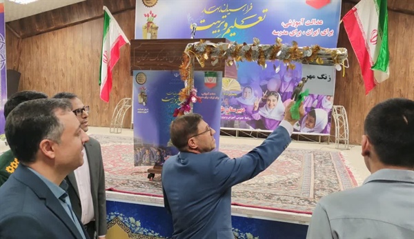 فرماندار زنجان «زنگ مهر» را در دبیرستان آیت‌الله طالقانی به صدا در آورد