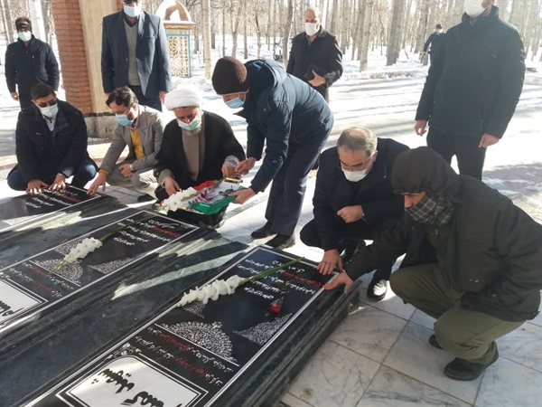 آیین غبار روبی مزار شهدای گمنام شهر ابهر با حضور دکتر افشار‌چی استاندار زنجان