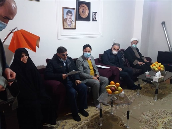 دیدار دکتر افشارچی استاندار زنجان با خانواده شهید بهروز نوری ستوده از شهدای گرانقدر دفاع مقدس شهر ابهر