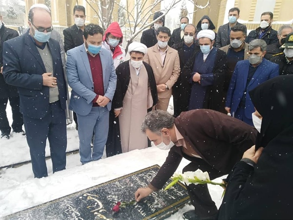 آیین غبار روبی، عطر افشانی و گلباران مزار مطهر شهید انقلاب (فرهاد معصومی) با حضور مهندس ذوالقدر فرماندار شهرستان ابهر و جمعی از مسئولین شهرستانی در اولین روز گرامیداشت ایام اله دهه مبارک فجر