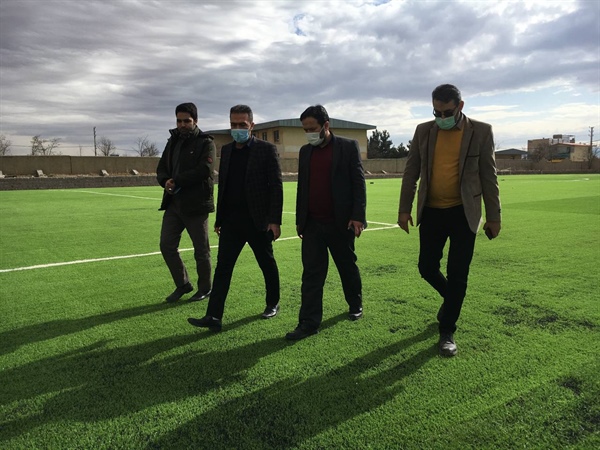 بازدید ذوالقدر فرماندار شهرستان ابهر از زمین چمن مصنوعی شهدای شریف آباد به منظور بررسی مسائل و رفع مشکلات