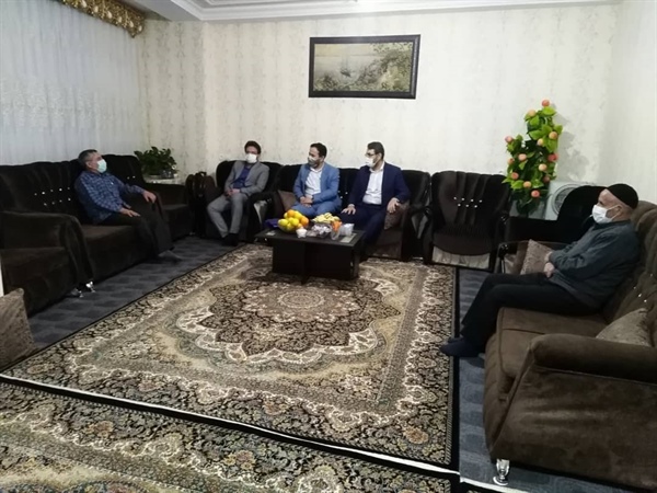 حضور فرماندار شهرستان ابهر در منزل پاسدار بازنشسته جناب سرهنگ عباسی و تجلیل از ایشان به مناسبت میلاد با سعادت امام حسین علیه السلام و روز پاسدار