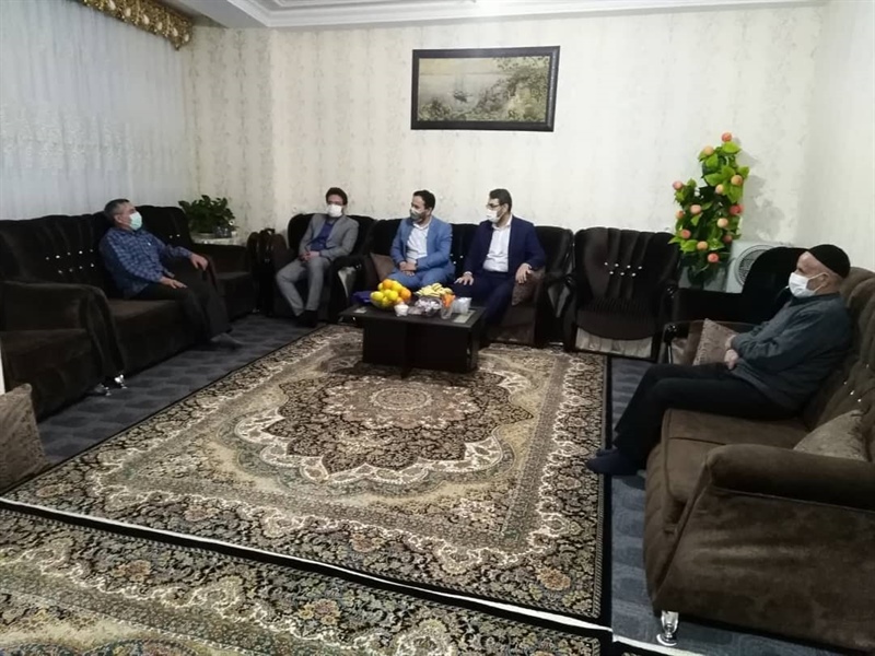 حضور فرماندار شهرستان ابهر در منزل پاسدار بازنشسته جناب سرهنگ عباسی و تجلیل از ایشان به مناسبت میلاد با سعادت امام حسین علیه السلام و روز پاسدار