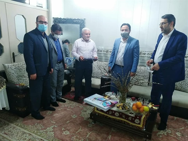 دیدار و تقدیر ذوالقدر فرماندار شهرستان ابهر از احمد میرزا آقاخانی آزاده و جانباز سرافزار دوران دفاع مقدس به مناسبت ولادت با سعادت حضرت ابوالفضل علیه السلام و روز جانباز