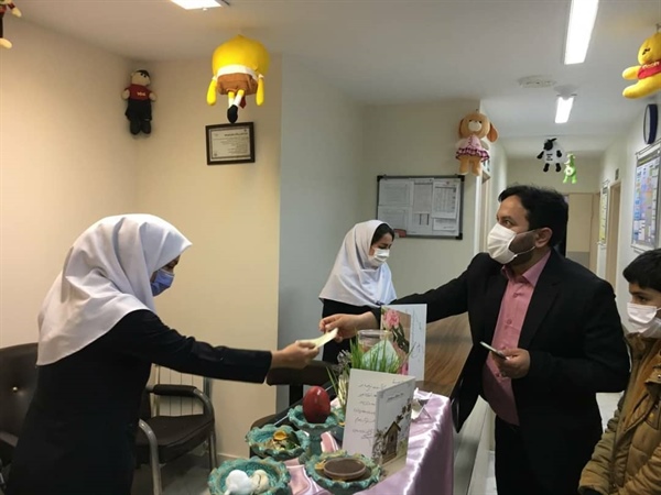 حضور ذوالقدر فرماندار شهرستان ابهر لحظاتی پس از تحویل سال نو در بیمارستان امید ، جهت عرض تبریک خدمت پرسنل بیمارستان و بیماران عزیز