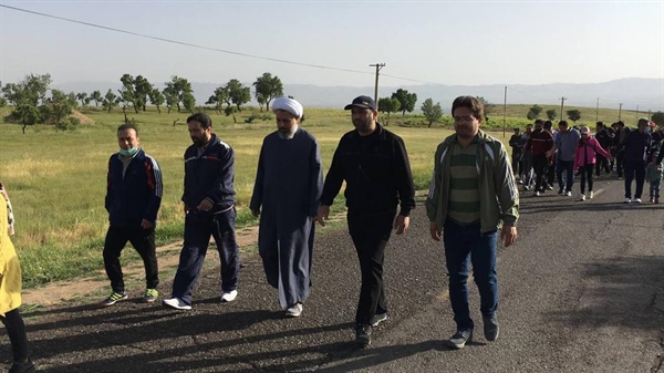 حضور ذوالقدر فرماندار شهرستان ابهر به همراه حجت الاسلام شجاعی نماینده مردم شریف شهرستانهای ابهر، خرمدره و سلطانیه در مجلس شورای اسلامی و جمعی از مسئولین شهرستان در همایش بزرگ پیاده روی خانوادگی