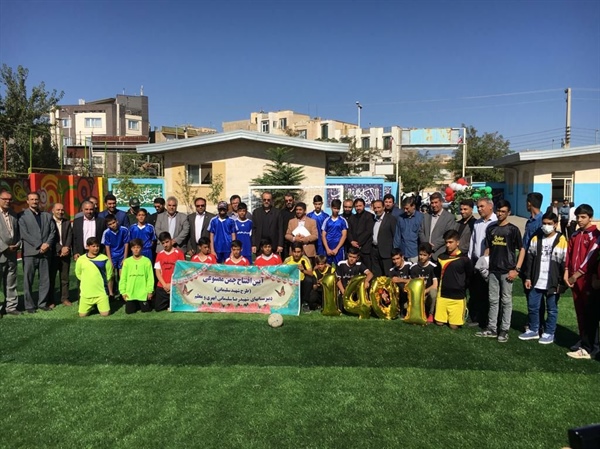 آیین افتتاح زمین چمن مصنوعی دبیرستانهای شهید رضا سلیمانی و معلم، با حضور معاون سیاسی، امنیتی و اجتماعی استاندار