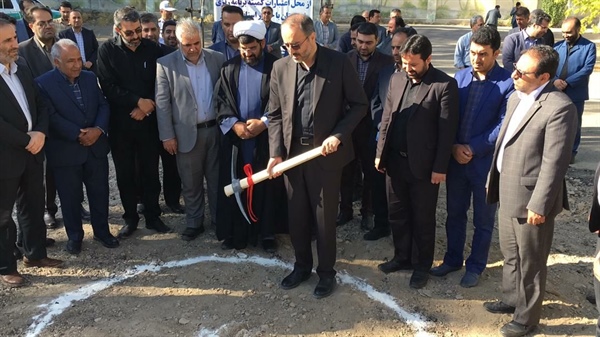 آئین کلنگ زنی آموزشگاه ۸ کلاسه ابتدایی ابن سینا با حضور معاون سیاسی، امنیتی و اجتماعی استاندار، فرماندار شهرستان ابهر، امام جمعه ابهر و اعضای شورای اداری همزمان با گرامیداشت هفته دولت