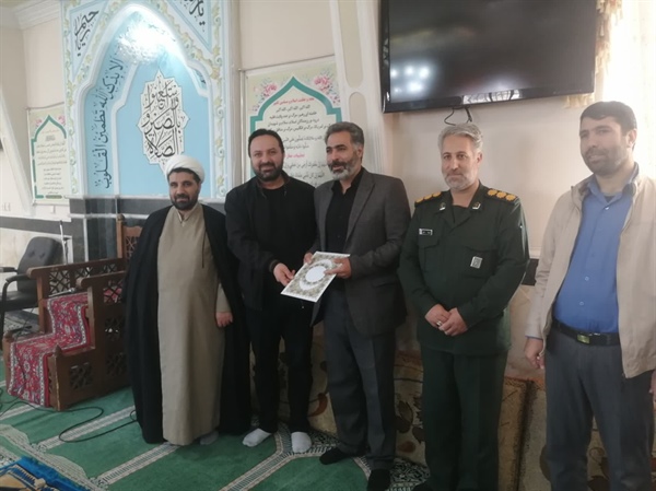 تجلیل از بسیجی عزیز میرزایی فرمانده گردان یکم امام علی(ع) بمناسبت هفته بسیج