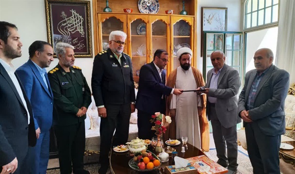 دیدار خلجی سرپرست فرمانداری شهرستان ابهر به همراه اعضای شورای تامین با سرهنگ نظری رئیس کانون بازنشستگان ارتش شهرستان ابهر،به مناسبت ۲۹ فروردین روز ارتش جمهوری اسلامی ایران