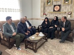 دیدار مهندس خلجی سرپرست فرمانداری شهرستان ابهر به همراه دکتر نظربلند دبیرکل نهاد کتابخانه های عمومی کشور با مادر شهید مهدی صالحی