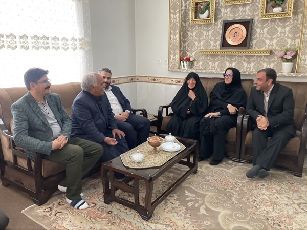 دیدار مهندس خلجی سرپرست فرمانداری شهرستان ابهر به همراه دکتر نظربلند دبیرکل نهاد کتابخانه های عمومی کشور با مادر شهید مهدی صالحی