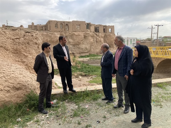بازدید خلجی سرپرست فرمانداری شهرستان ابهر به همراه نعمتی سرپرست بخشداری مرکزی از بافت قدیمی و صخره های دستکند روستای قروه