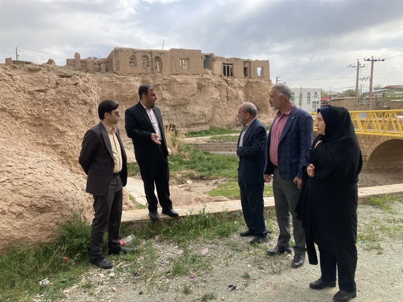 بازدید خلجی سرپرست فرمانداری شهرستان ابهر به همراه نعمتی سرپرست بخشداری مرکزی از بافت قدیمی و صخره های دستکند روستای قروه