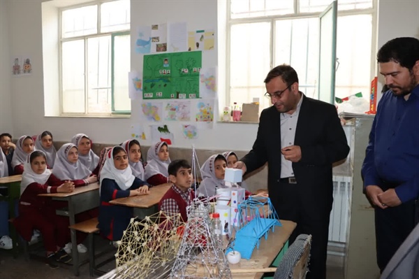 بازدید خلجی فرماندار شهرستان ابهر از مدرسه شهید مردانی روستای میموندره