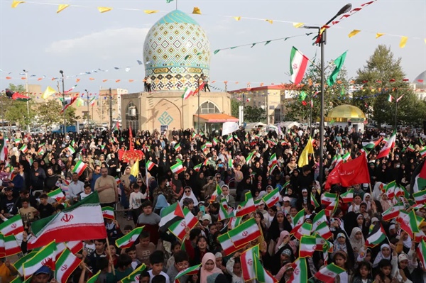 برگزاری جشن دهه کرامت و روز دختر با حضور ابوذر روحی خواننده سرود معروف سلام فرمانده ، در محوطه امامزاده اسماعیل (ع) با حضور پرشور مردم و مسئولان شهرستان