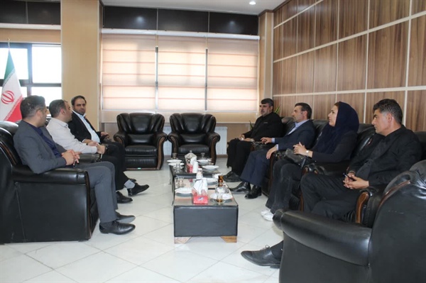 دیدار مالک و مدیرعامل شرکت فرآوری قیر نگین ماهنشان ( تولید کننده قیر استاندارد و ایزوگام ) با خلجی فرماندار شهرستان ابهر جهت بررسی برخی از مسائل و مشکلات این واحد تولیدی