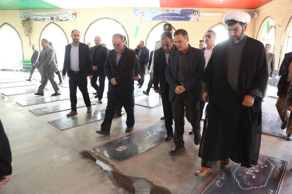 عطر افشانی وگلباران مزار شهدای والا مقام شهرستان ابهر با حضور دکتر سید محسن صادقی استاندار زنجان در بدو ورود به شهرستان